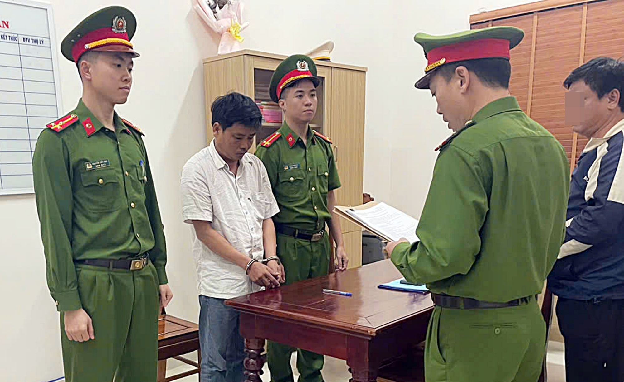 Au da nhau roi danh ca cong an hinh anh