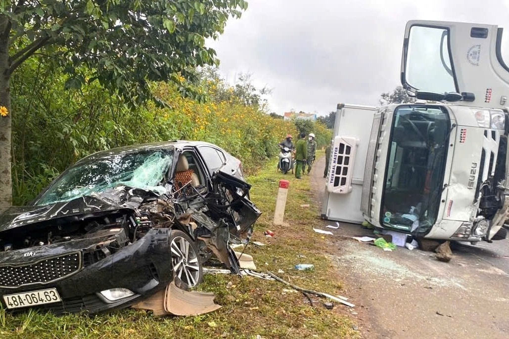 Xe tai mat lai tong lien hoan tren duong Ho Chi Minh hinh anh