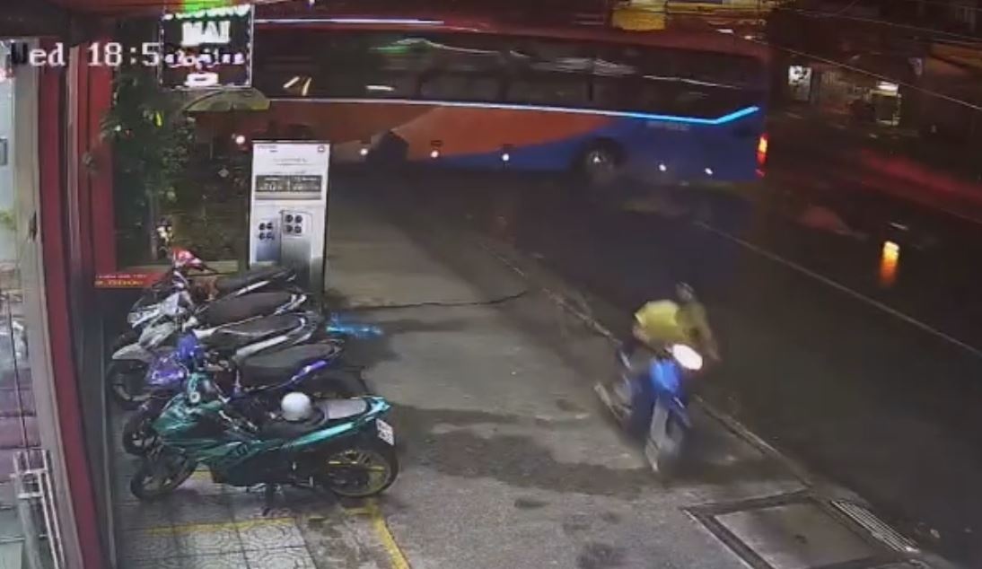 Xe khach tong chet mot phu nu o Binh Duong hinh anh