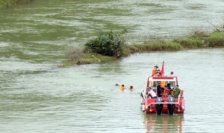 Tim thay thi the hai nan nhan vu xe cho rac roi xuong song hinh anh