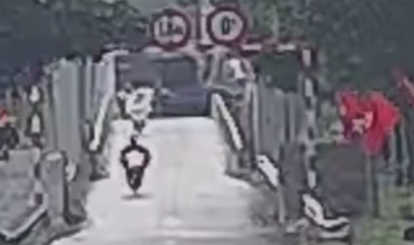 Khoanh khac xe cho rac lao xuong song, hai nguoi mat tich hinh anh