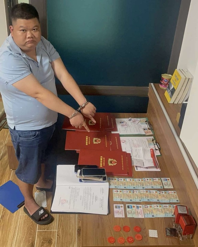 Phá đường dây,  Làm giả thẻ ngành ảnh 1 Pha duong day,  Lam gia the nganh anh 1