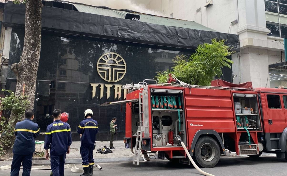 Chay quan bar TiTan o Ha Noi hinh anh