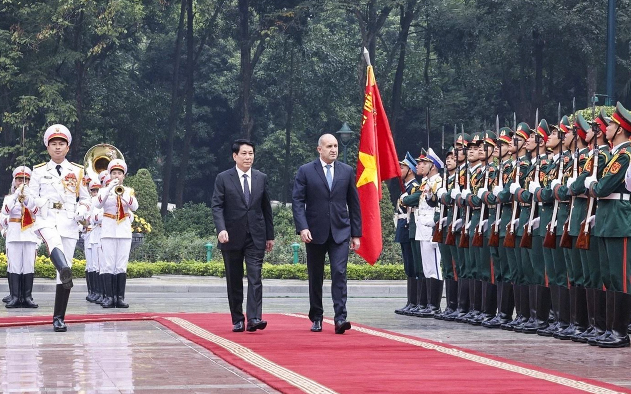 Chu tich nuoc chu tri le don chinh thuc Tong thong Bulgaria hinh anh