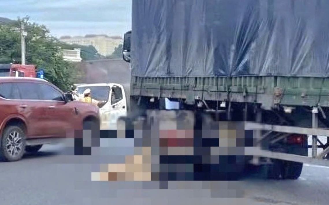 Nu sinh di xe dap dien tu vong sau va cham xe dau keo hinh anh