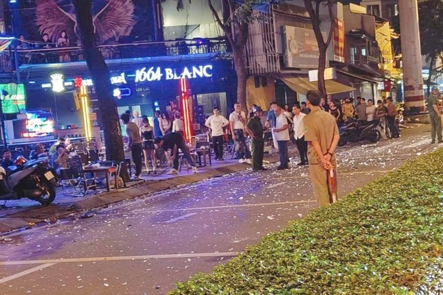 Hon chien kinh hoang bang vo chai bia o TP.HCM hinh anh