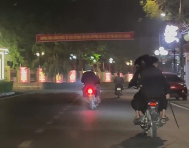 Bat nhom con do mang kiem chem nguoi di duong hinh anh