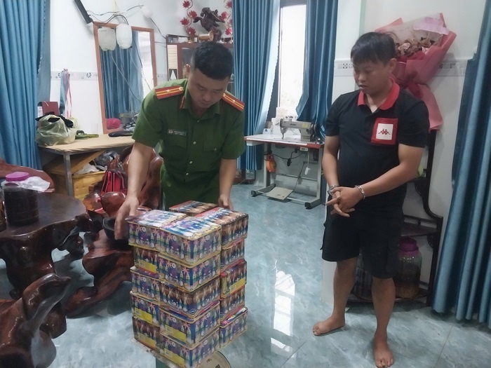 Bat qua tang doi tuong mua 30 kg phao ve choi Tet hinh anh
