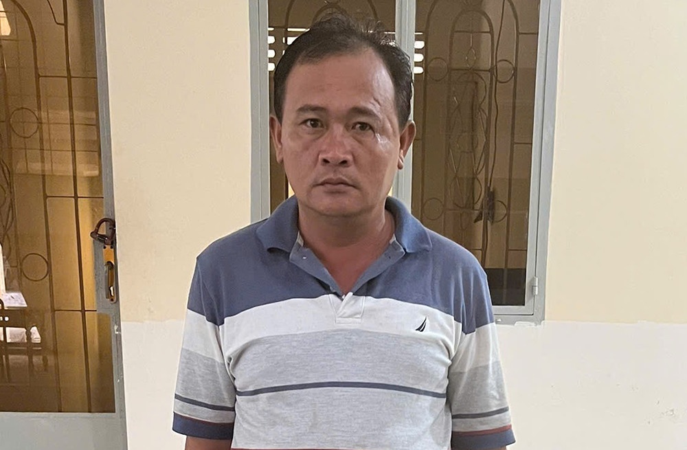 Ga dan ong khong che, dung bang keo bit mieng phu nu de cuop vang hinh anh