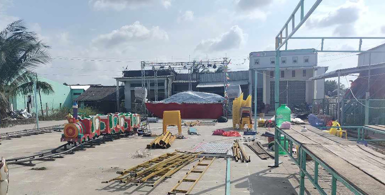 Leo len san khau doan lo to, chau be 12 tuoi bi dien giat tu vong hinh anh