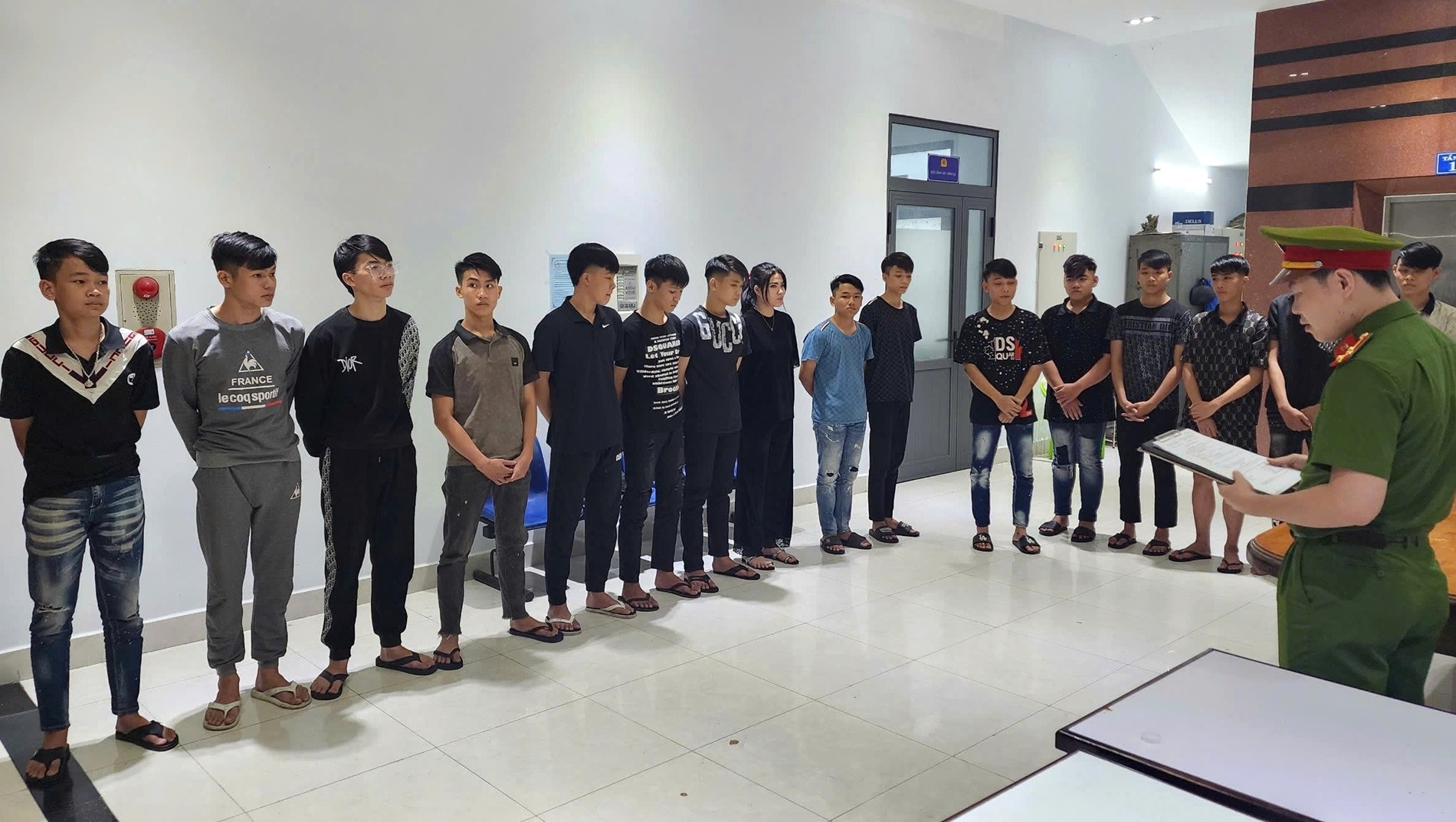 Nam thanh nien tu vong sau cai vay tay chao nguoi la hinh anh