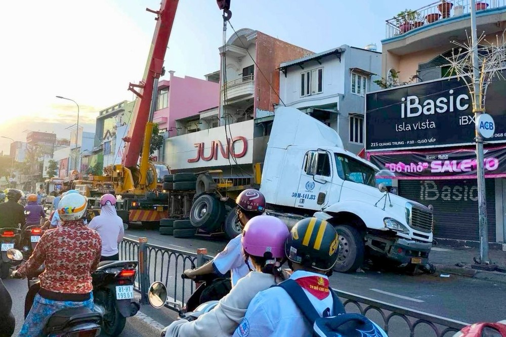 Xe container lat TP.HCM anh 1