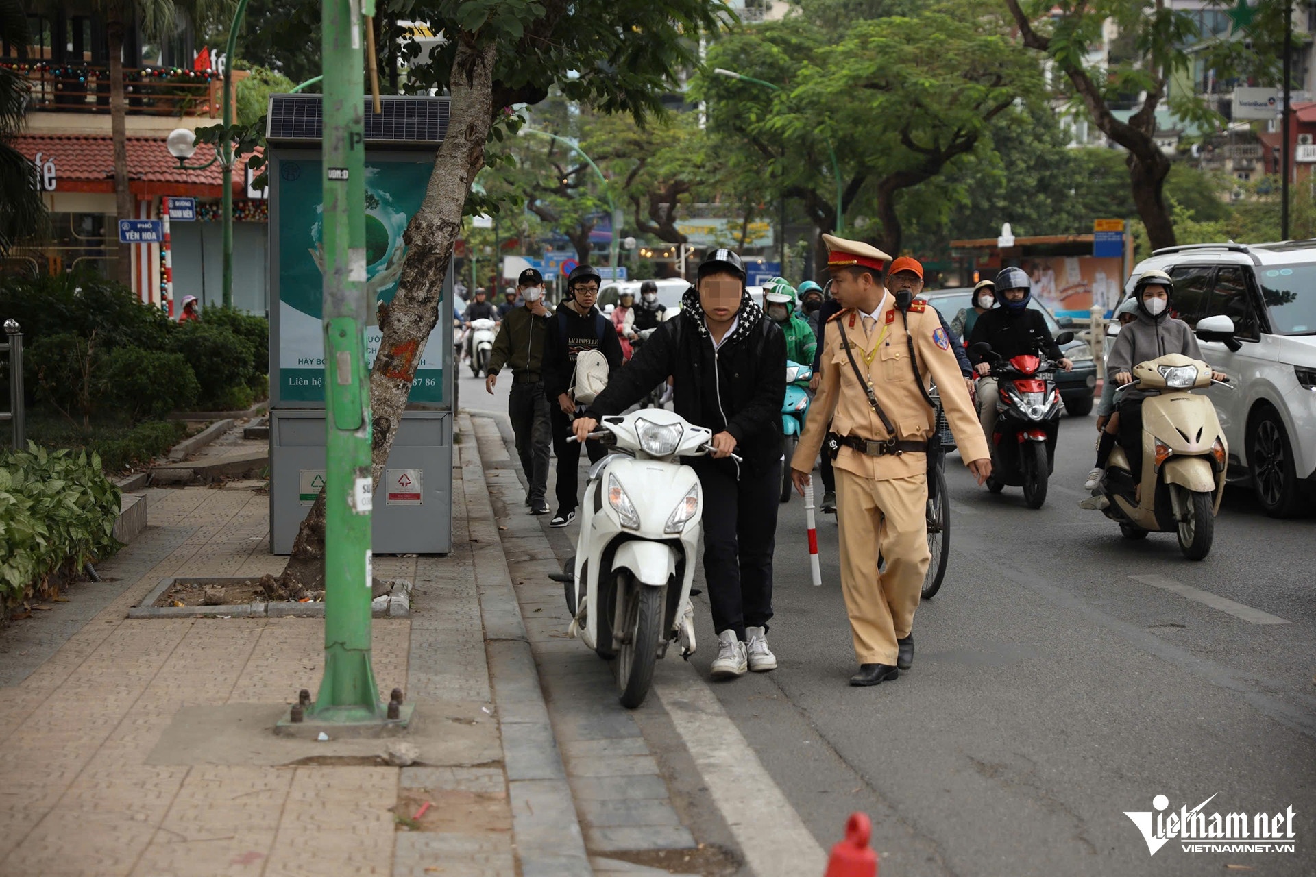 Hoc sinh xe may anh 1