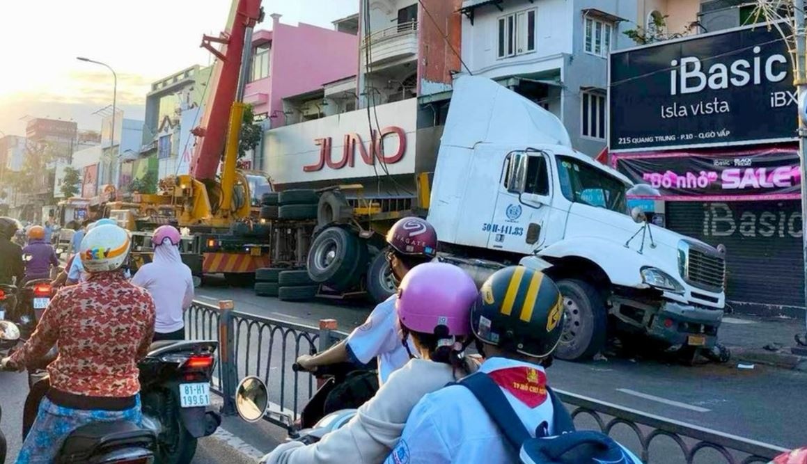 Xe container lat de xe cho rac o TP.HCM hinh anh