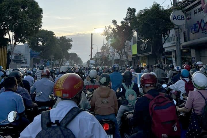 Xe container lat TP.HCM anh 2