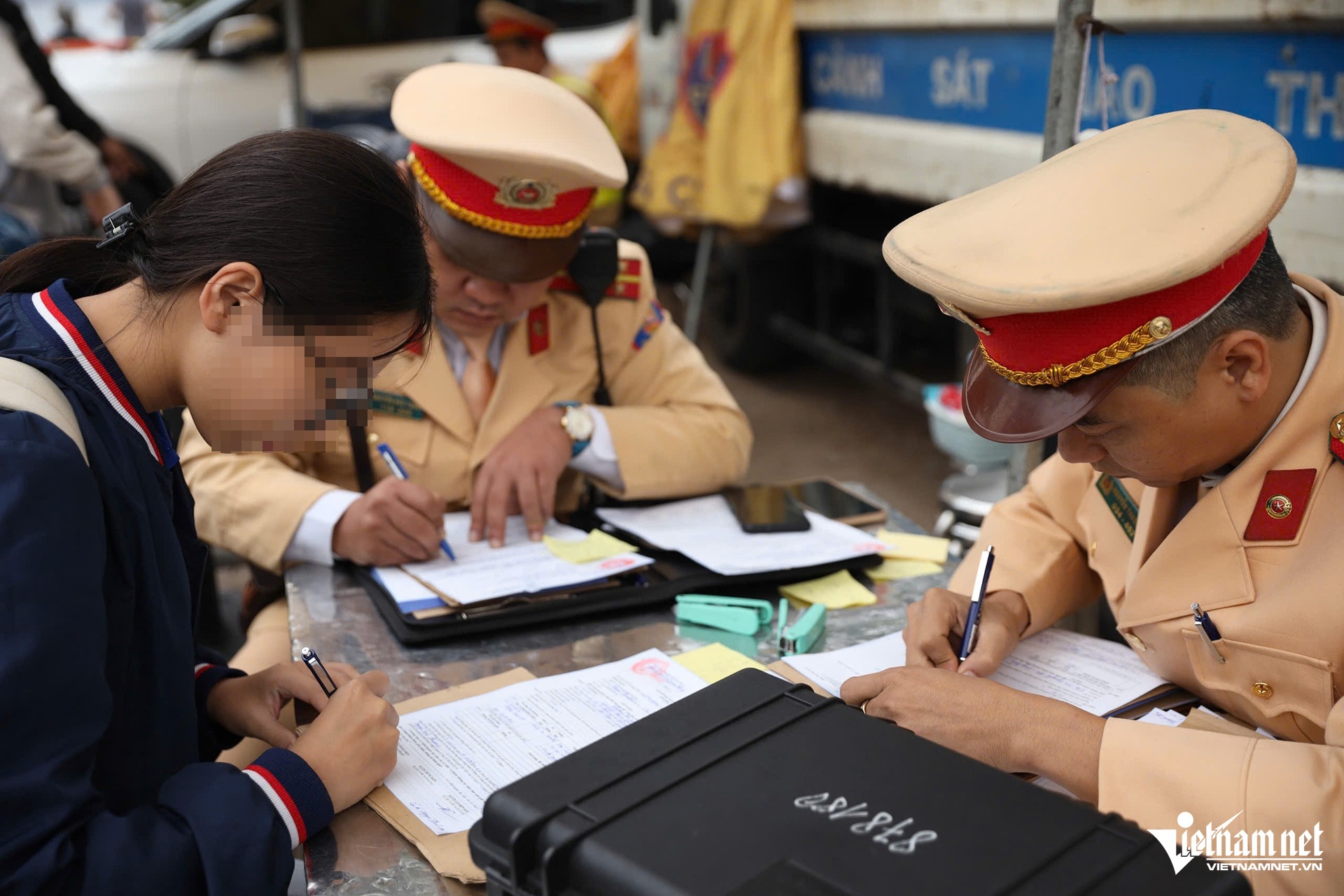 Hoc sinh xe may anh 2