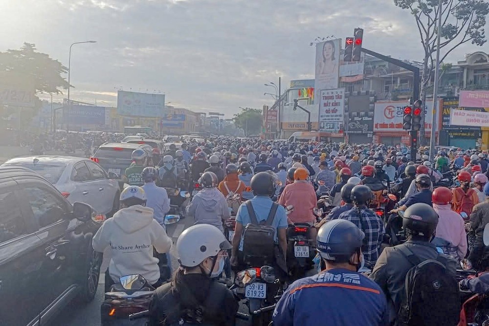 Xe container lat TP.HCM anh 3