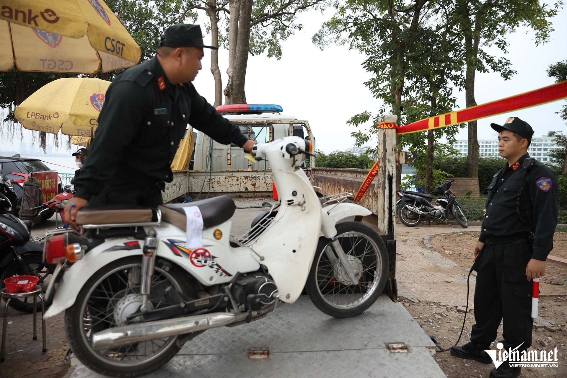 Hoc sinh xe may anh 4