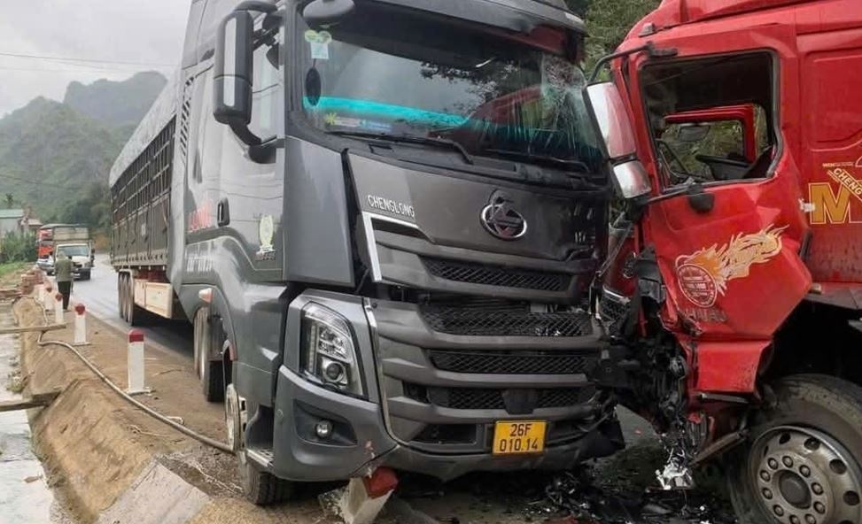 Xe container dau dau xe tai tren QL6 hinh anh