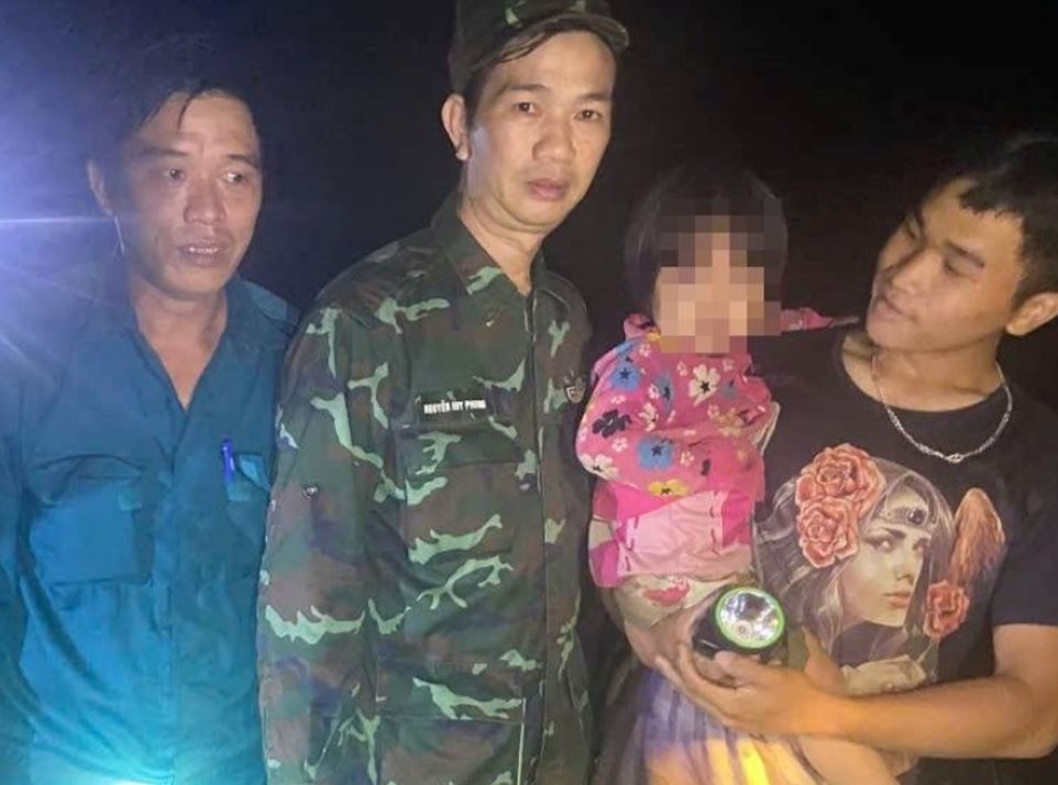 Tim thay be gai hai tuoi gan con suoi luc nua dem hinh anh