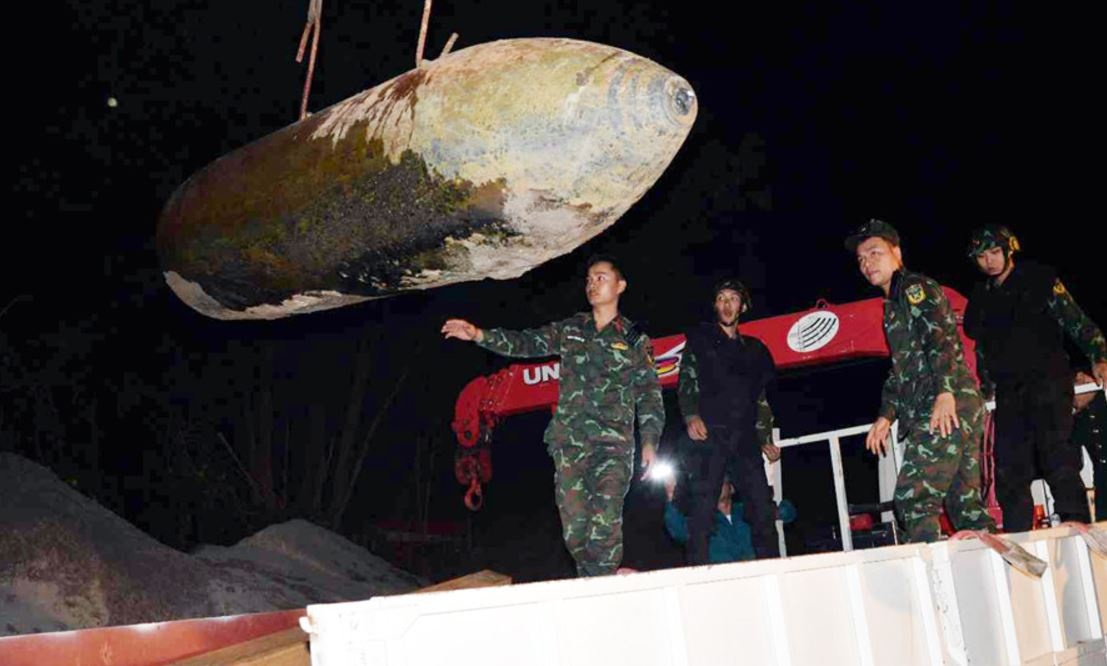 Di doi qua bom chua hon 817 kg thuoc no o Ha Noi hinh anh