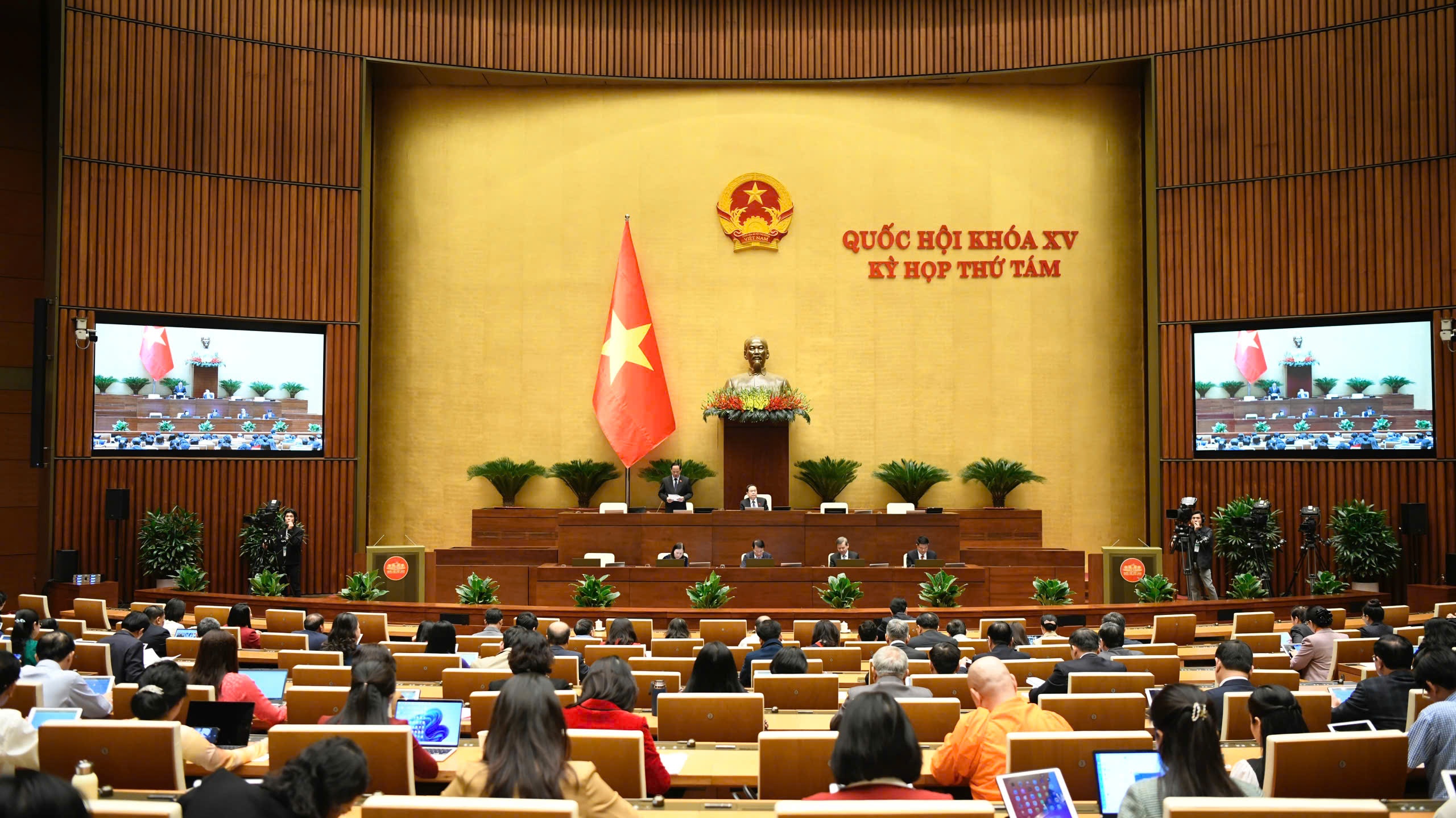 Quoc hoi hop ve cong tac nhan su hinh anh