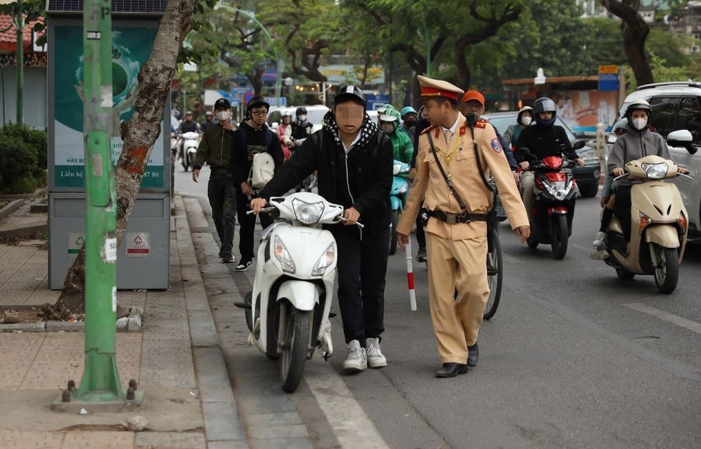 Hoc sinh duoc bo me giao xe may tren 50 phan khoi de cho em di hoc hinh anh