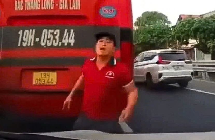 Trieu tap tai xe xe khach chan dau oto con tren quoc lo 5 hinh anh