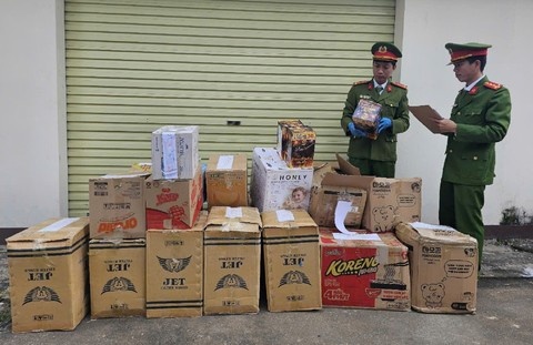 Khoi to vu buon ban gan 500 kg phao lau o bien gioi Viet - Lao hinh anh