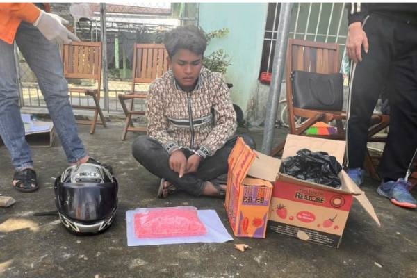 Bat vu van chuyen trai phep 18.000 vien ma tuy qua bien gioi hinh anh