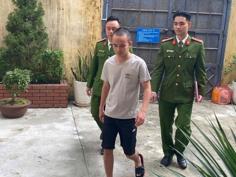 Bat doi tuong mua ban hon 200 kg phao qua Facebook hinh anh