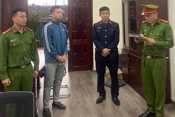 Giam doc phong giao dich ngan hang chiem doat 10 ty dong hinh anh