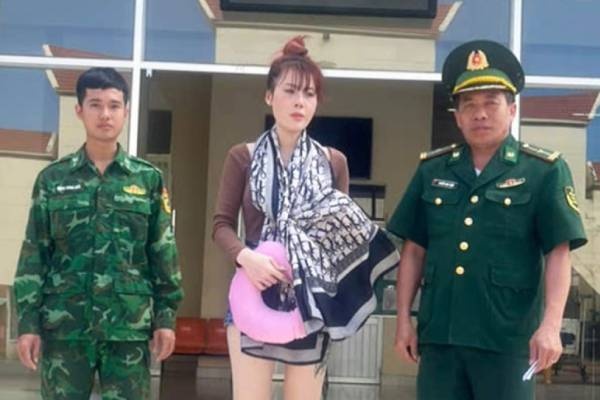 Bat giu ke bi truy na khi dang lam thu tuc xuat nhap canh hinh anh