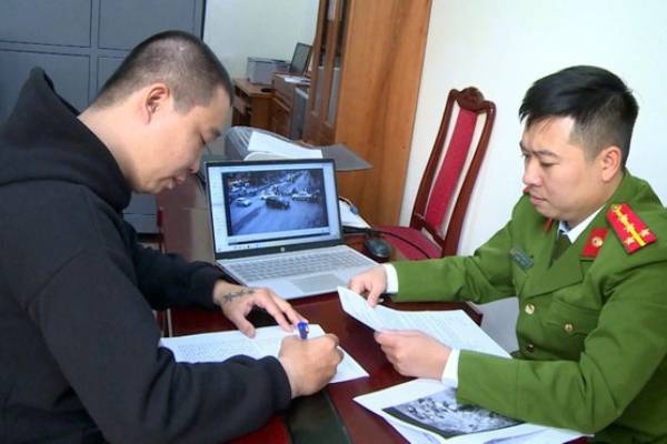 Them mot nhan vien Cong ty ve si Security 24 ra dau thu hinh anh