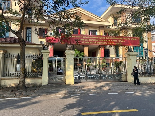 Mo lai phien toa xet xu thieu nien danh be lop 8 tai san dinh Le Mat hinh anh