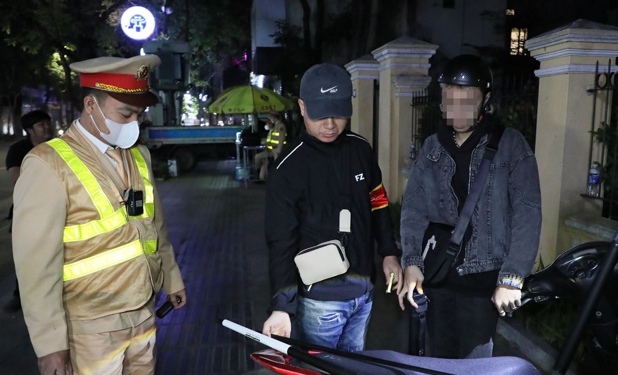 CSGT hoa trang chi duoc dung xe neu phat hien vi pham nghiem trong hinh anh