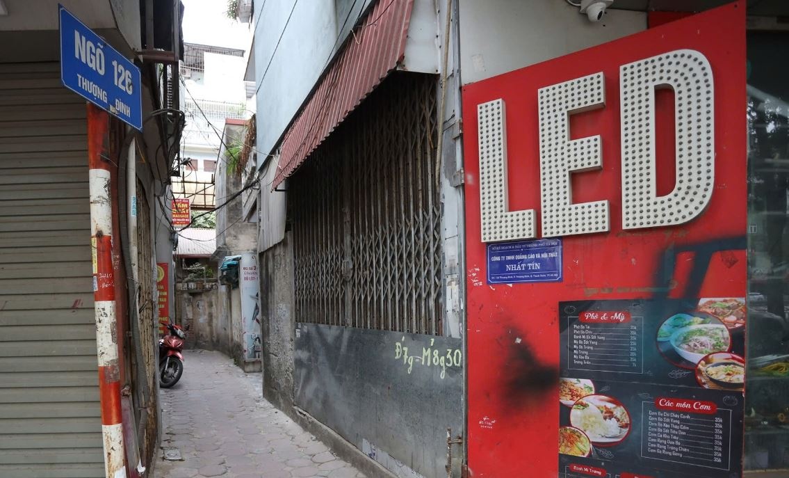 Go bo barie chan xe may vao ngo o Ha Noi hinh anh