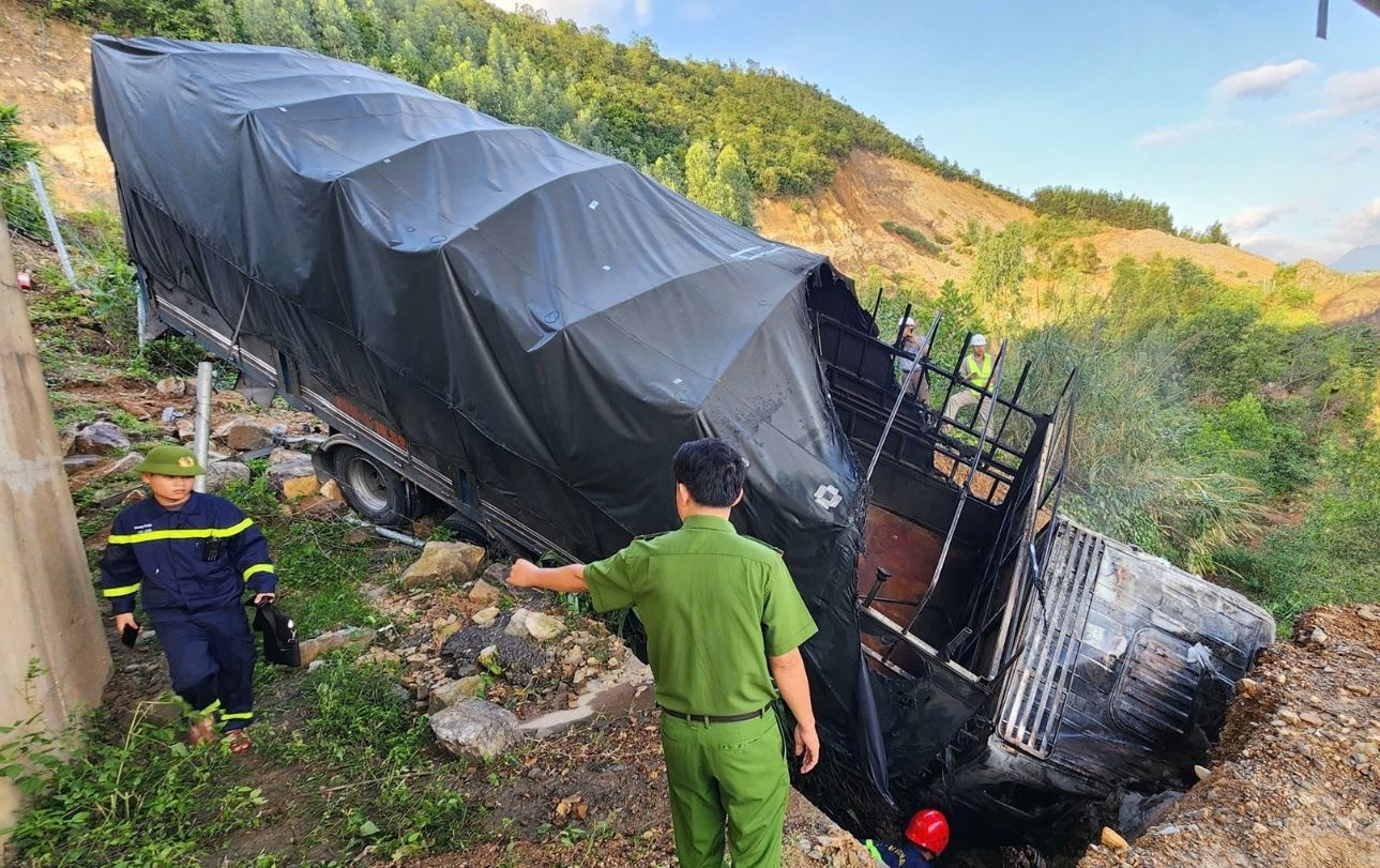 Xe tai lao xuong chan cau o cao toc La Son - Tuy Loan roi boc chay hinh anh