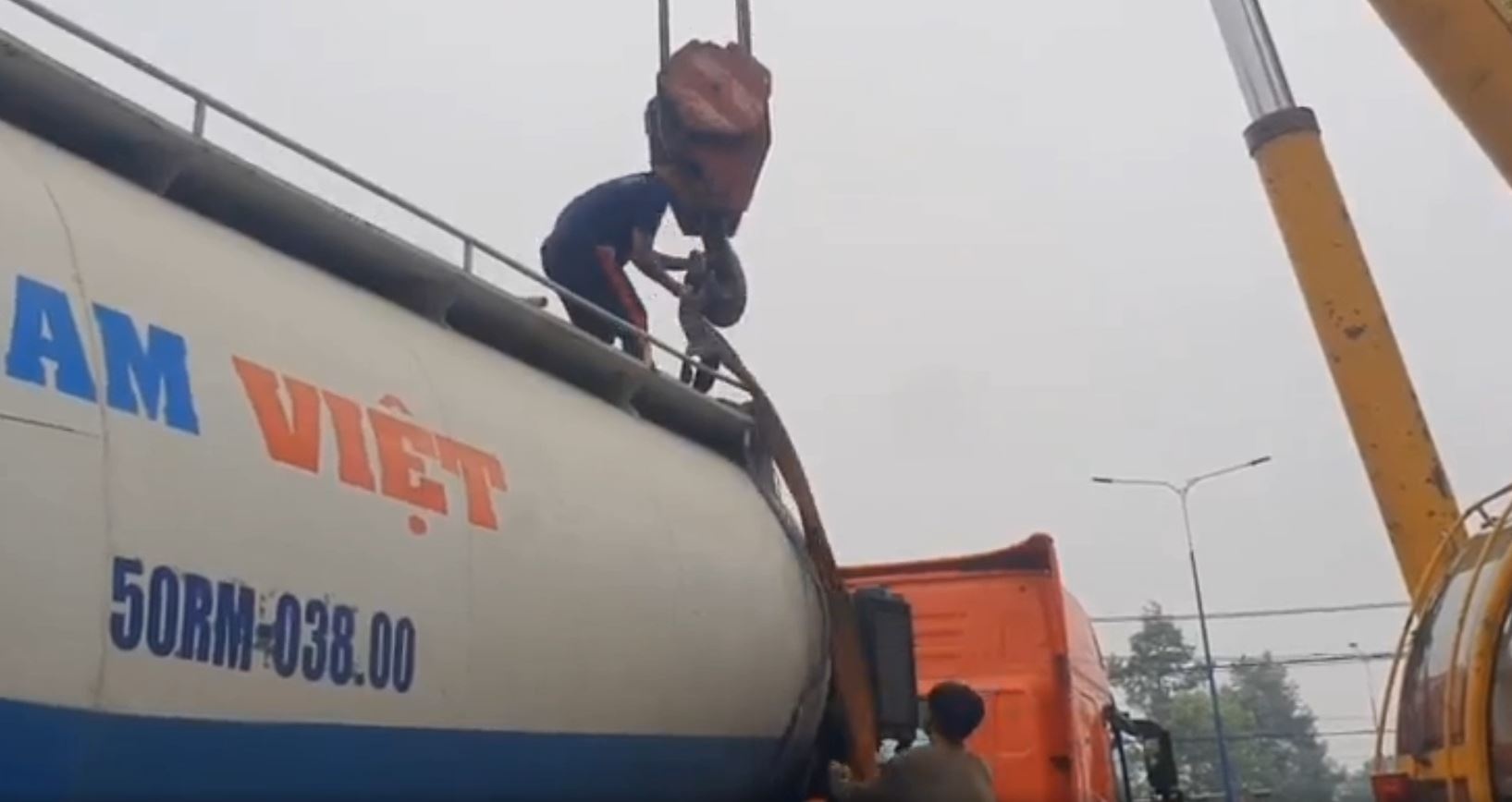 Xe bon gap su co, duong huyet mach Binh Duong un keo dai hinh anh