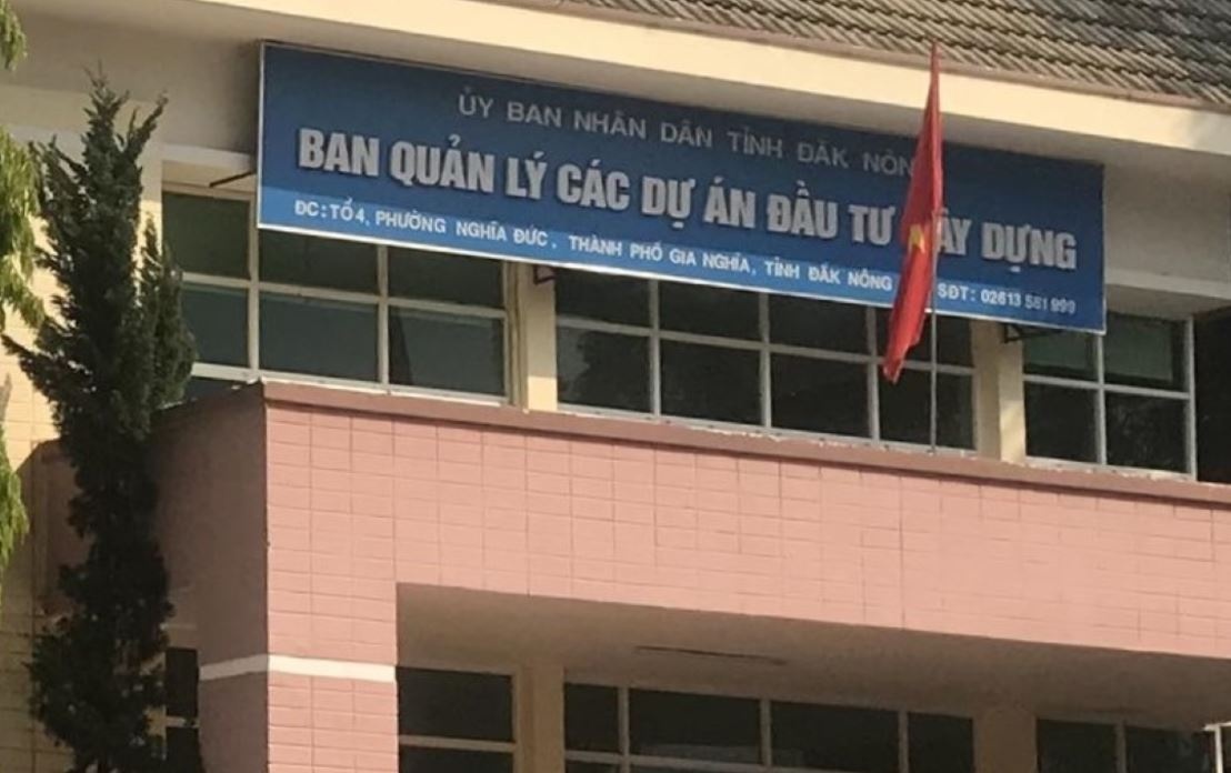 Pho giam doc dung bang dai hoc khong hop phap xin nghi viec hinh anh