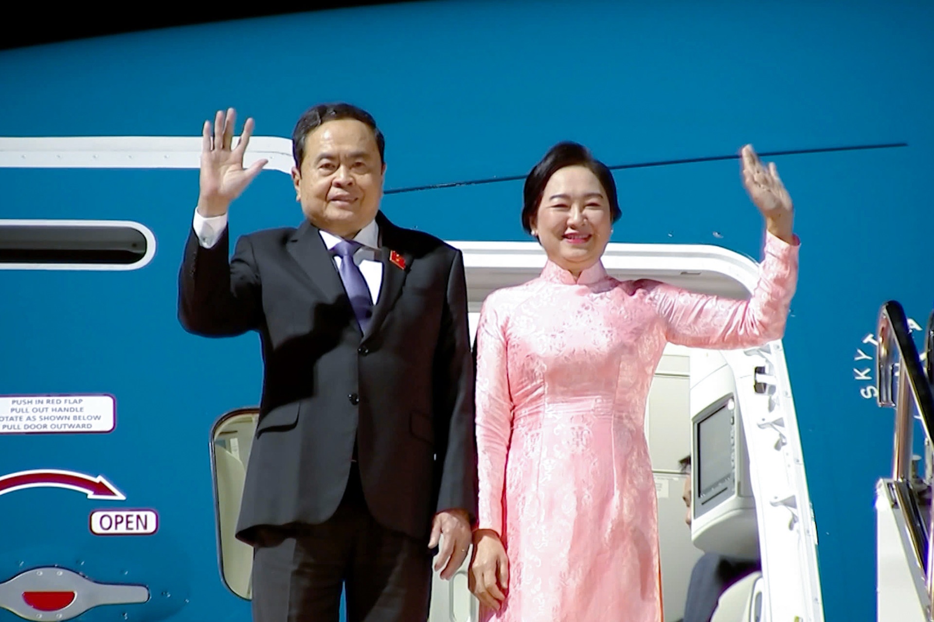 Chu tich Quoc hoi va Phu nhan toi Tokyo, bat dau tham Nhat Ban hinh anh