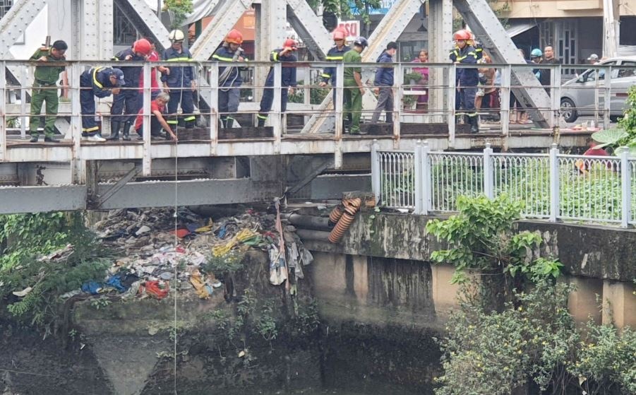 Phat hien thi the noi tren kenh Nhieu Loc - Thi Nghe o TP.HCM hinh anh