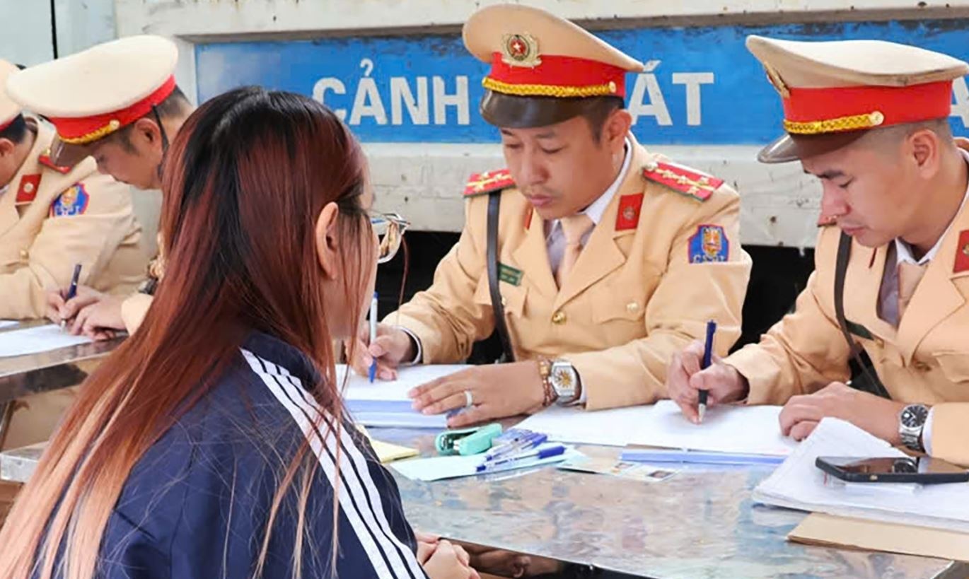 Nu sinh bat khoc khi bi xu ly vuot den do hinh anh