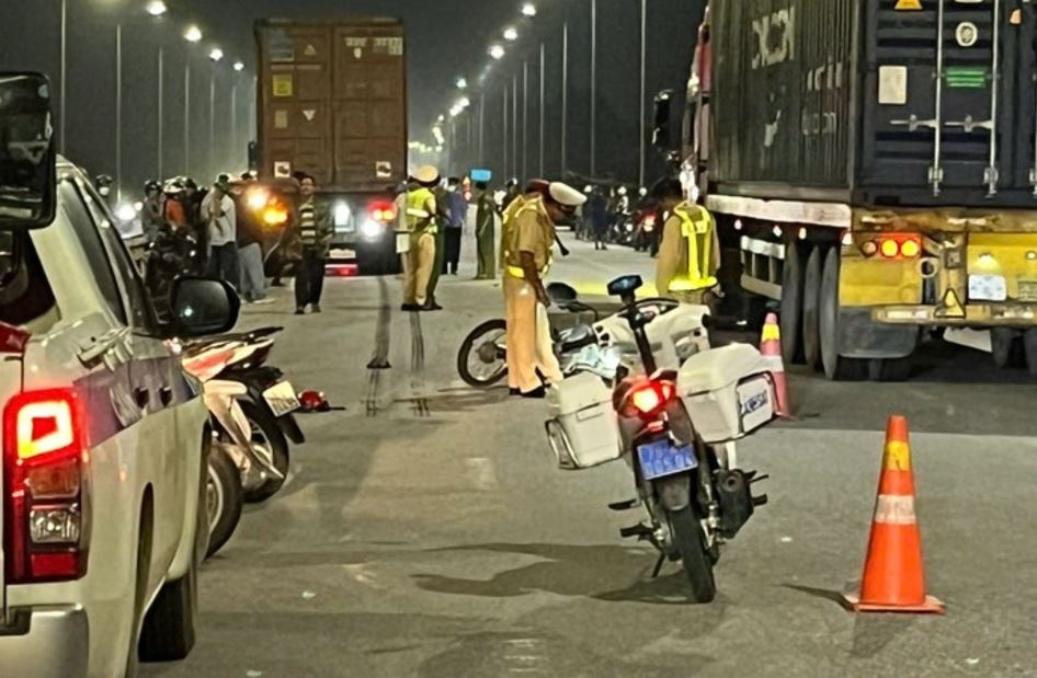 Va cham xe container, hoc sinh lop 10 tu vong hinh anh