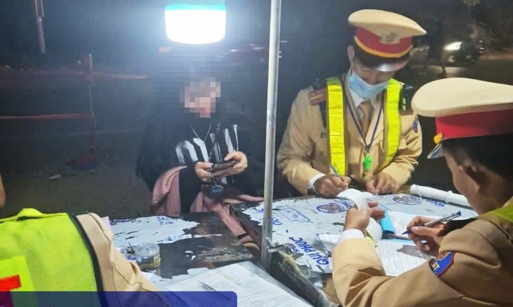 Xu phat nu cong nhan co nong do con kich khung sau lien hoan hinh anh