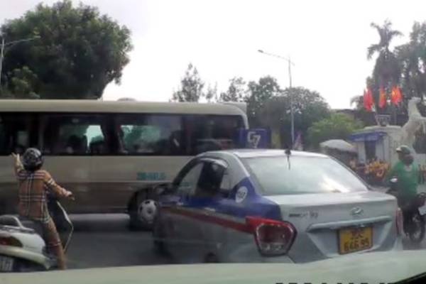 Cong an vao cuoc vu tai xe chan duong, danh nguoi hinh anh