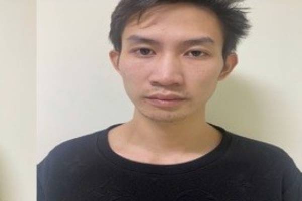 Co gai 19 tuoi tu tap su dung ma tuy cung 3 nam gioi hinh anh