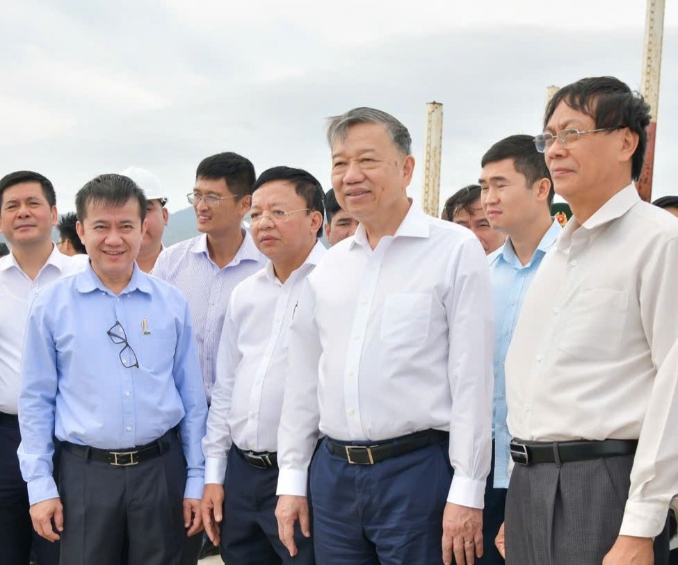 Tong Bi thu kiem tra vi tri xay dung nha may dien hat nhan Ninh Thuan hinh anh