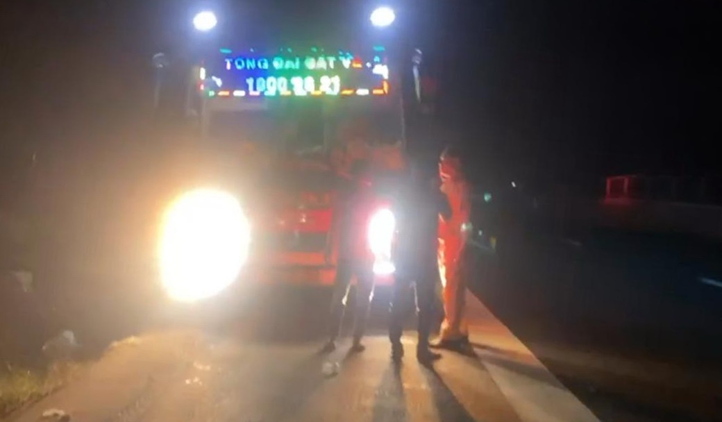 Tai xe dung xe tren cao toc Vinh Hao - Phan Thiet de khach di ve sinh hinh anh