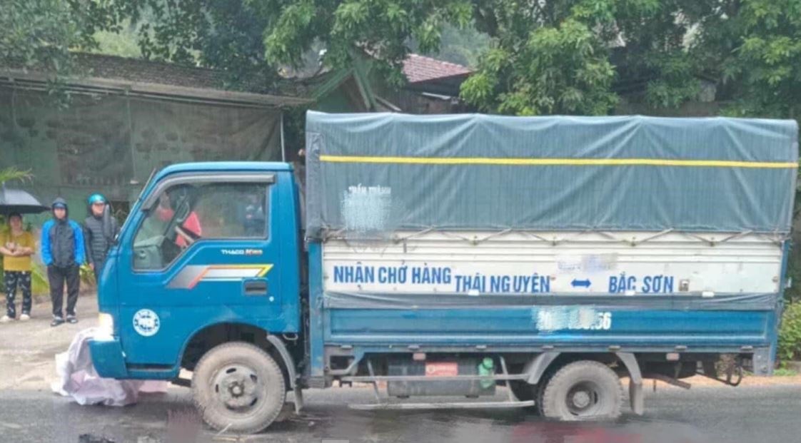 Nga xe tren duong di hoc ve, hai nam sinh thuong vong hinh anh